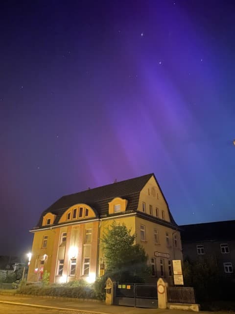 Das Haus bei Nacht unter Polarlicht über Glauchau.